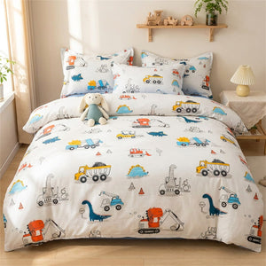Parure de lit dinosaure motif Dino Chantier posée sur un lit fait