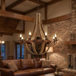 Lustre vintage en bois huit lampes bougie suspendu dans un grand salon