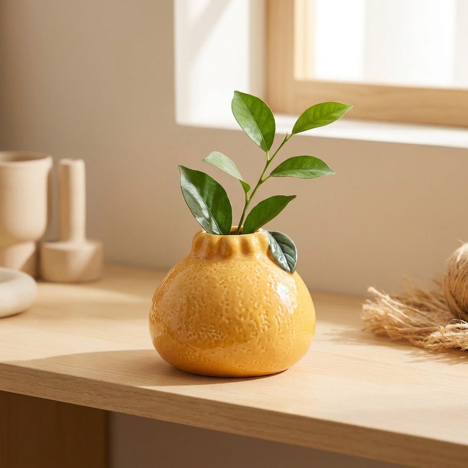 Vase en forme d'orange en céramique coloris jaune doré
