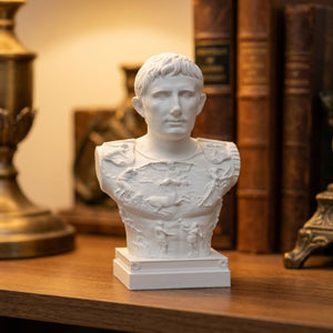 Buste de l empereur romain Auguste en plâtre blanc sur un socle gravé