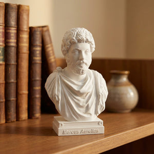 Buste de l empereur romain Marc Aurèle en plâtre blanc sur un socle gravé