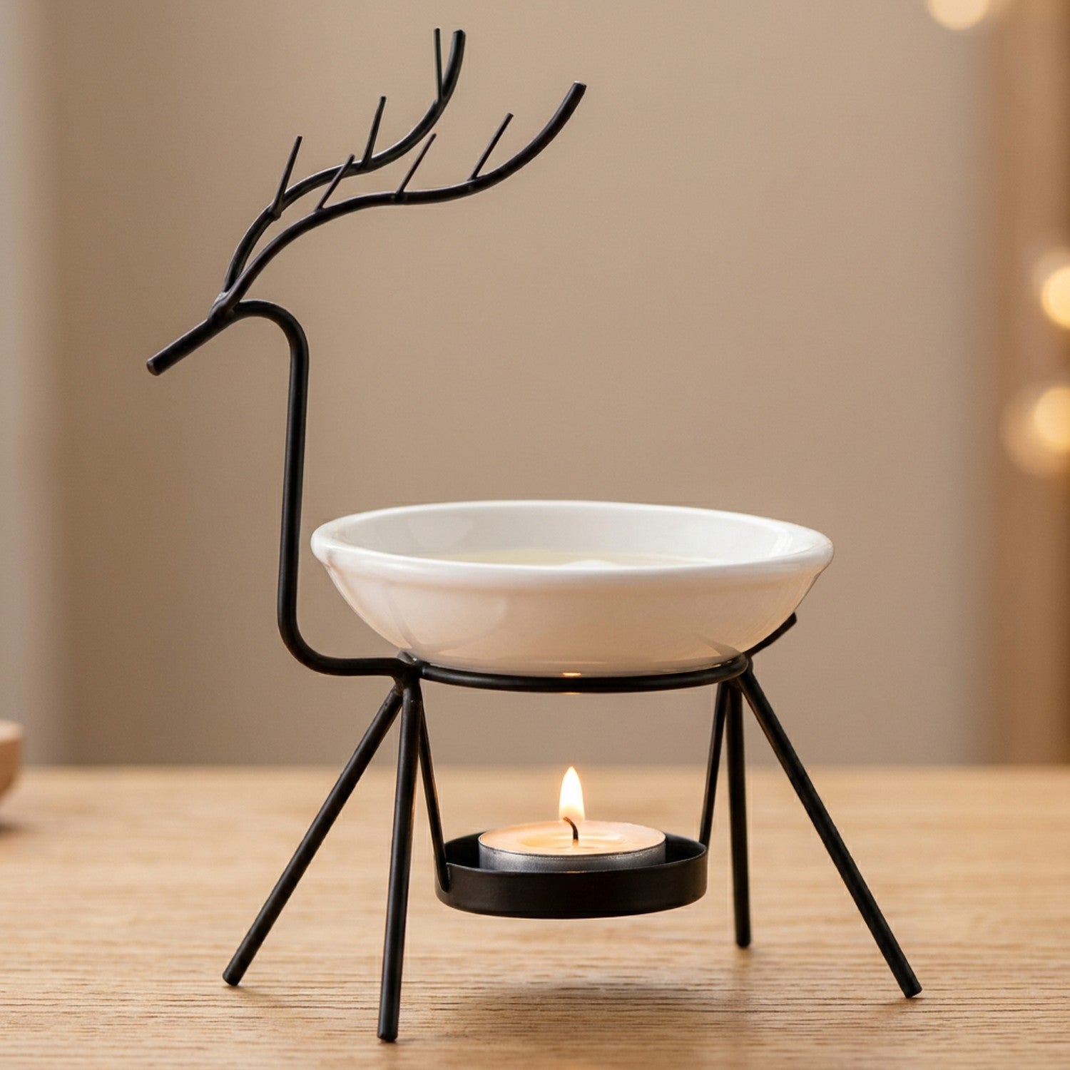 Brûleur d'huile essentielle modèle Cerf en finition noire avec bougie allumée