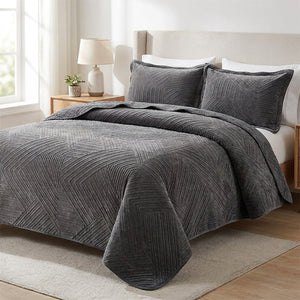Couvre-lit matelassé en velours anthracite au motif géométrique brodé sur un lit