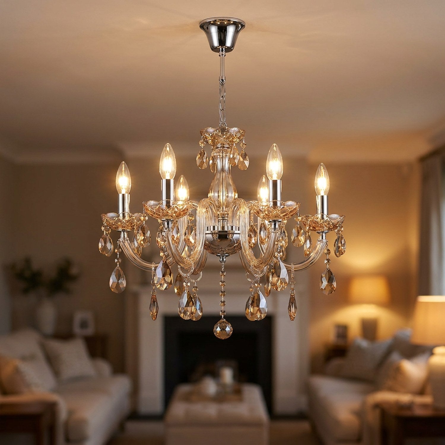 Lustre en cristal ambré et métal argenté allumé dans un salon