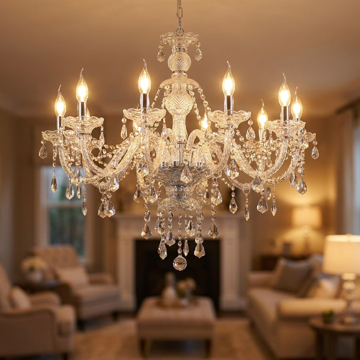 Lustre en cristal transparent et métal argenté allumé dans un salon