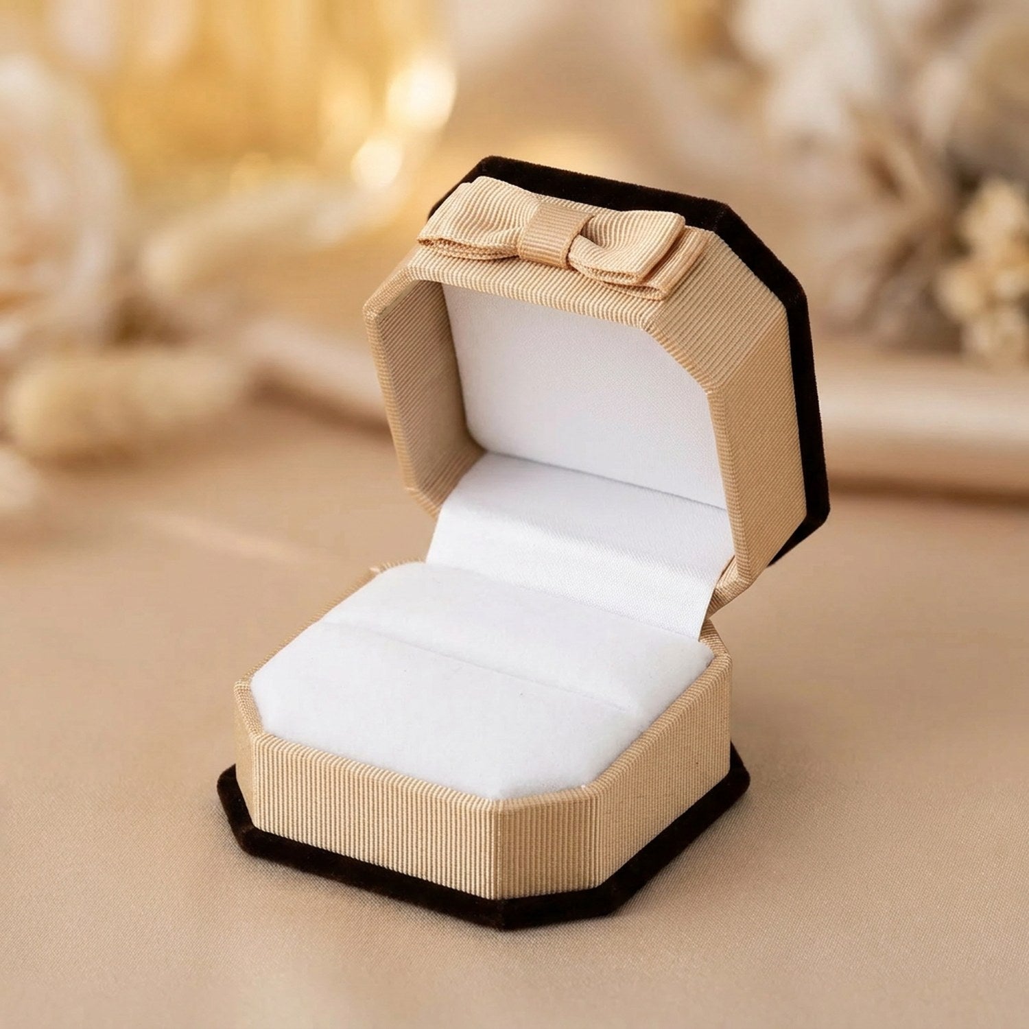 Écrin à bijoux en velours modèle bague ouvert intérieur blanc
