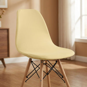 Housse de chaise beige extensible sur une chaise scandinave
