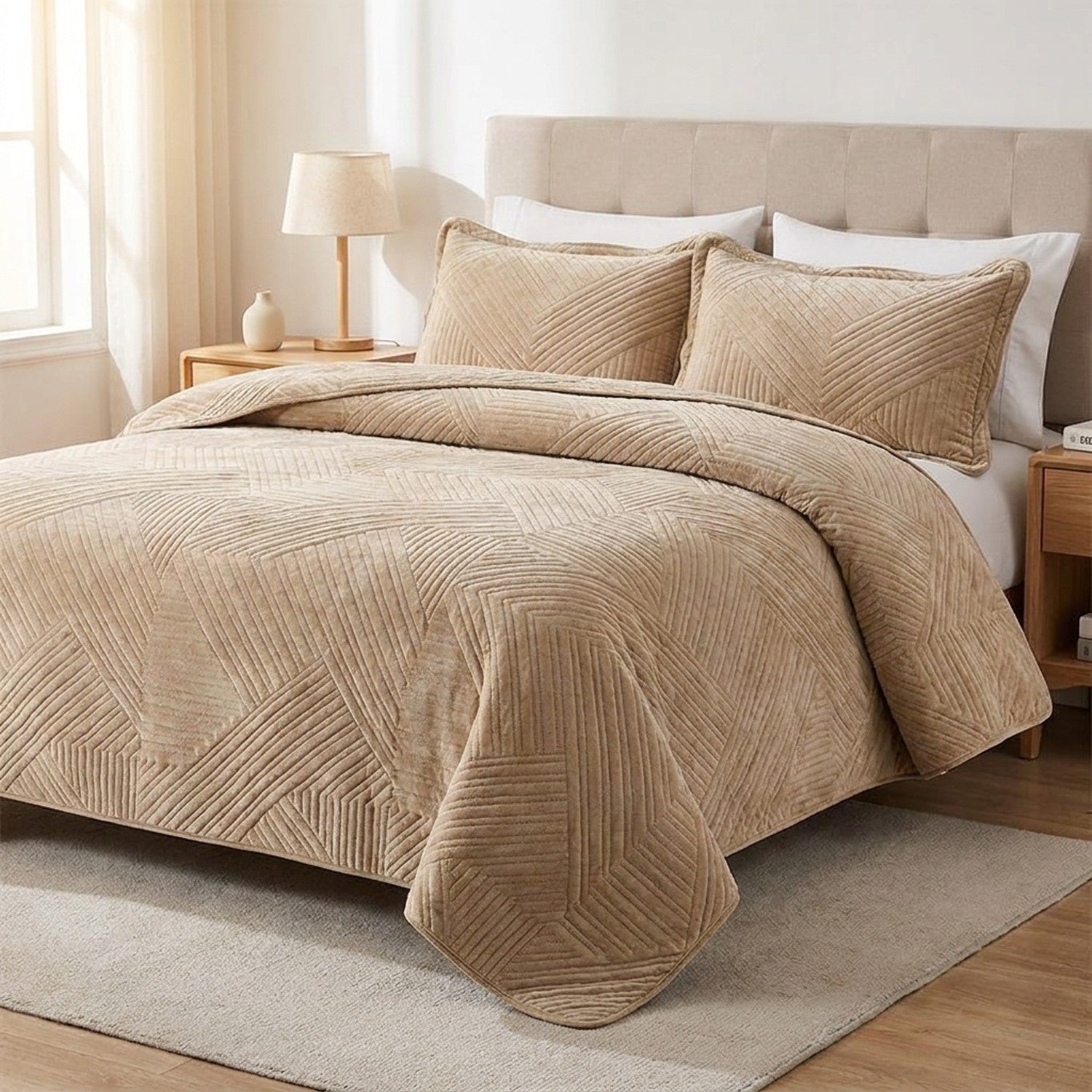 Couvre-lit matelassé en velours beige au motif géométrique brodé sur un lit dans une chambre lumineuse