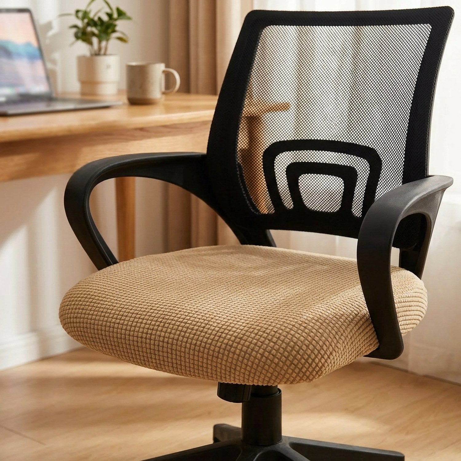 Housse d'assise texturée installée sur le siège d'une chaise de bureau beige