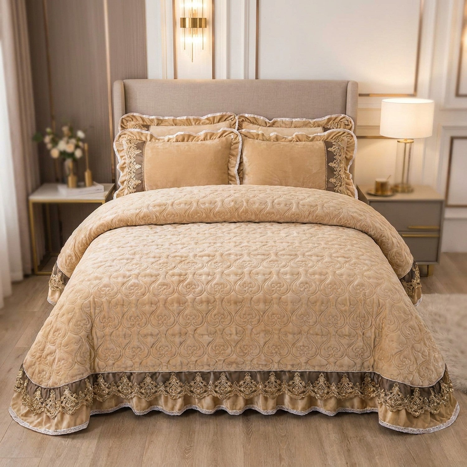 Couvre-lit matelassé en velours beige à la dentelle brodée dorée sur un lit élégant