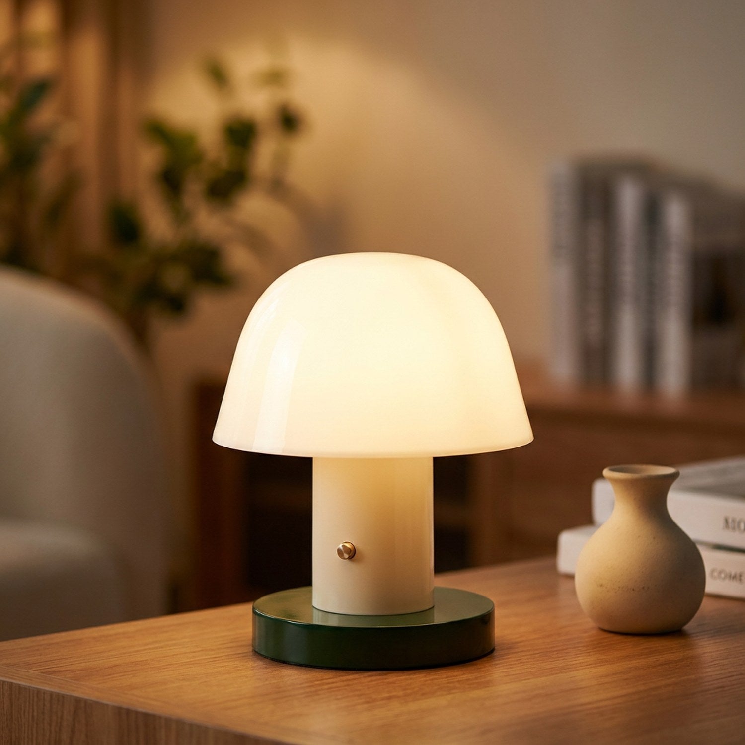 Lampe champignon beige au socle vert et dôme opalin allumé