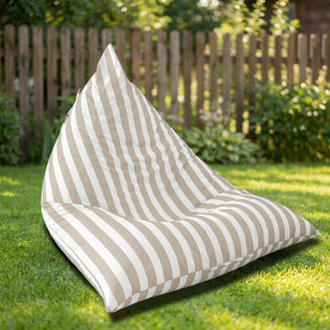 Housse de pouf géant extérieur rayée beige sur une pelouse