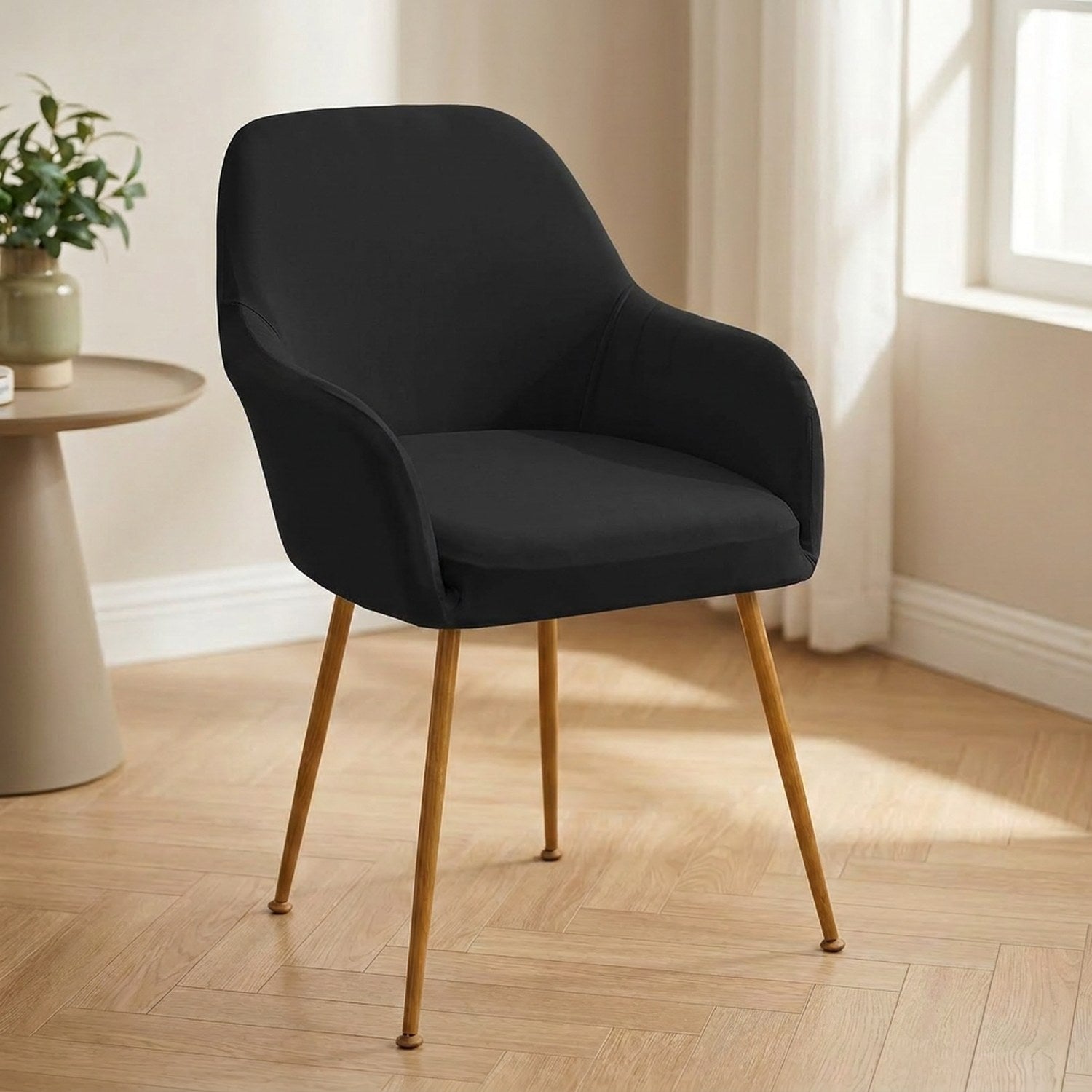 Housse de fauteuil noire sur une chaise à accoudoirs