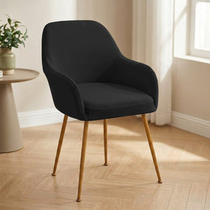 Housse de fauteuil noire sur une chaise à accoudoirs