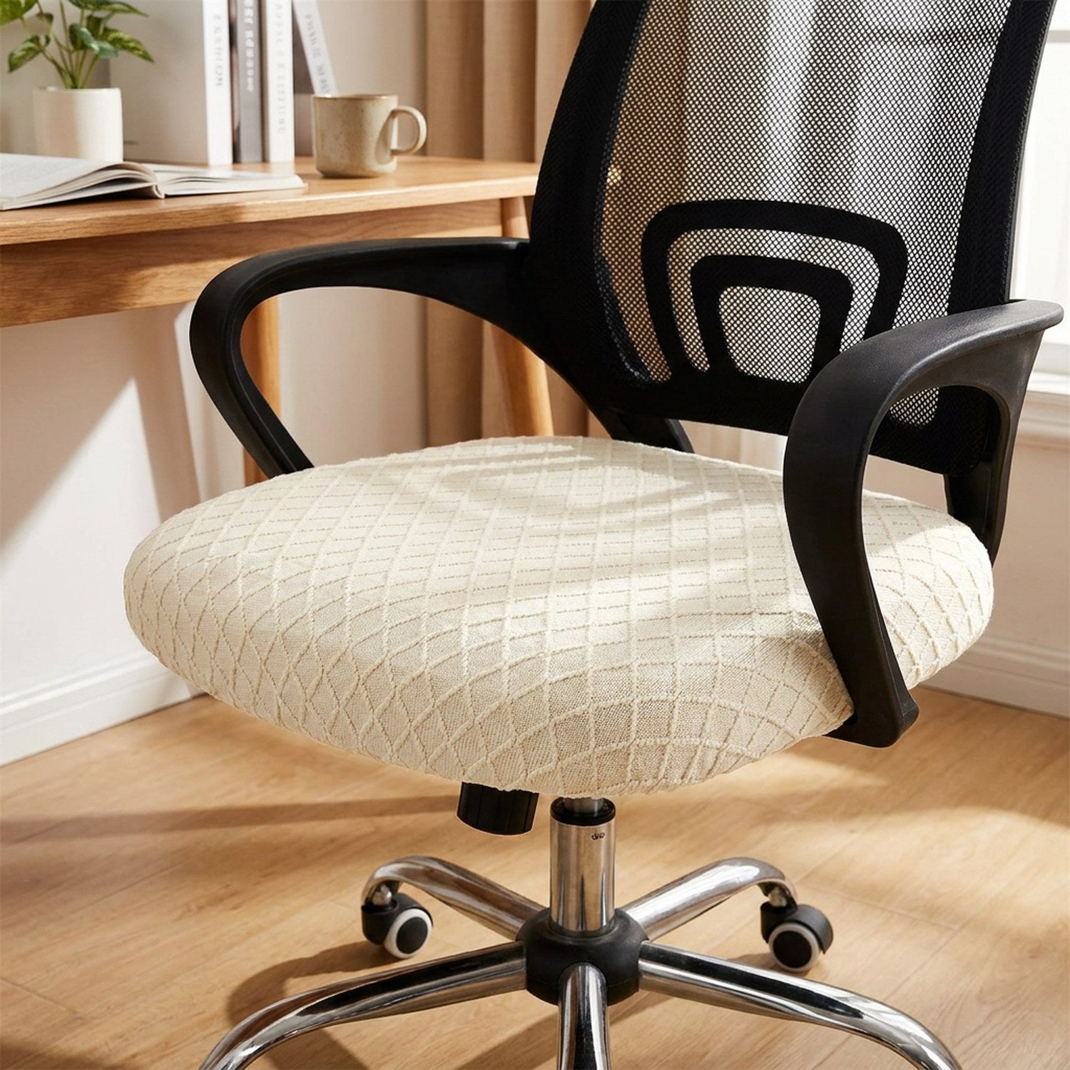Housse d'assise texturée installée sur le siège d'une chaise de bureau blanche
