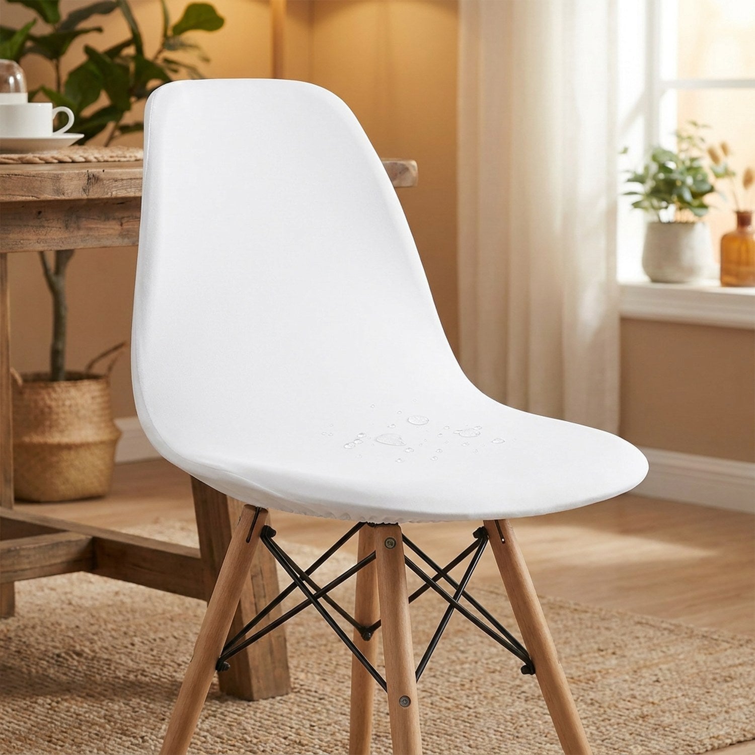 Housse de chaise blanche extensible sur une chaise scandinave