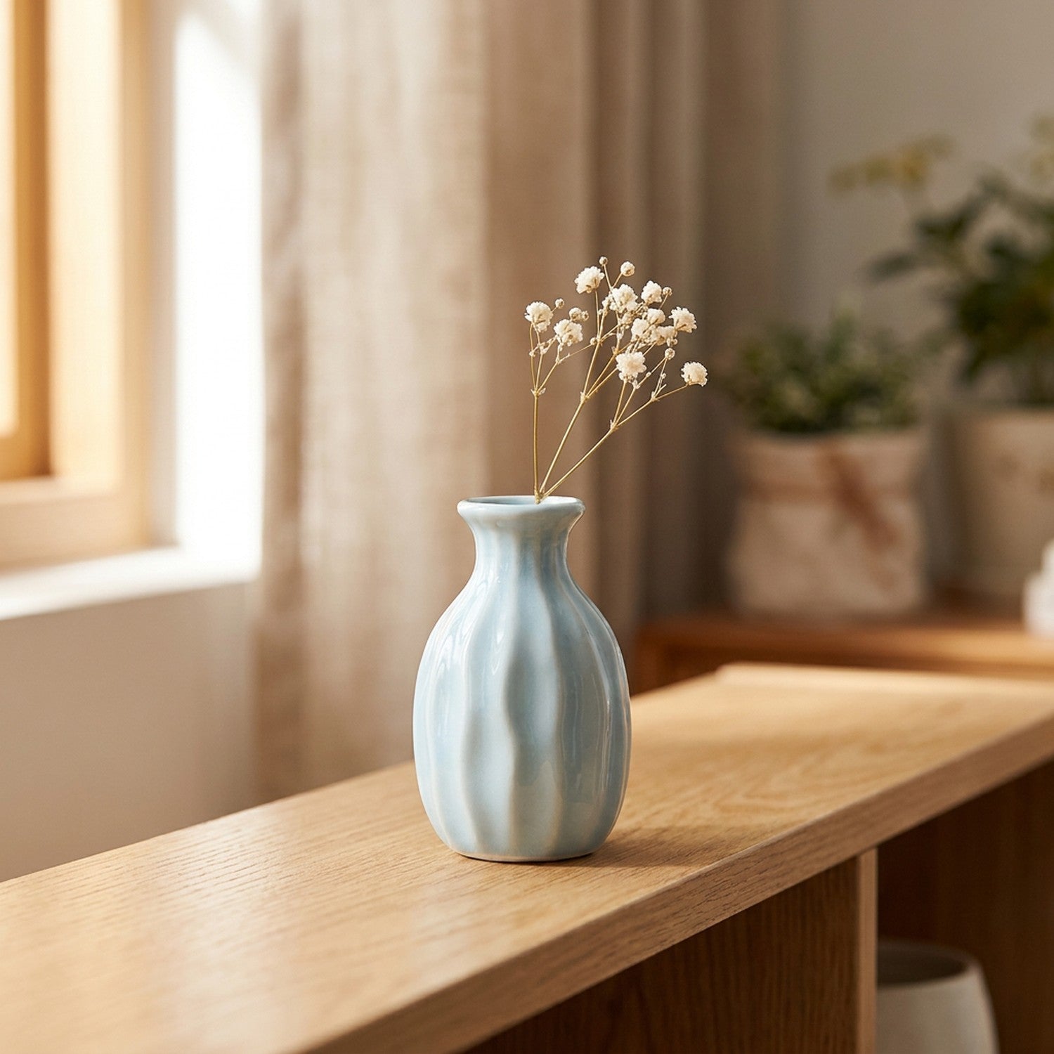 Mini vase en céramique bleu ciel avec une fleur séchée