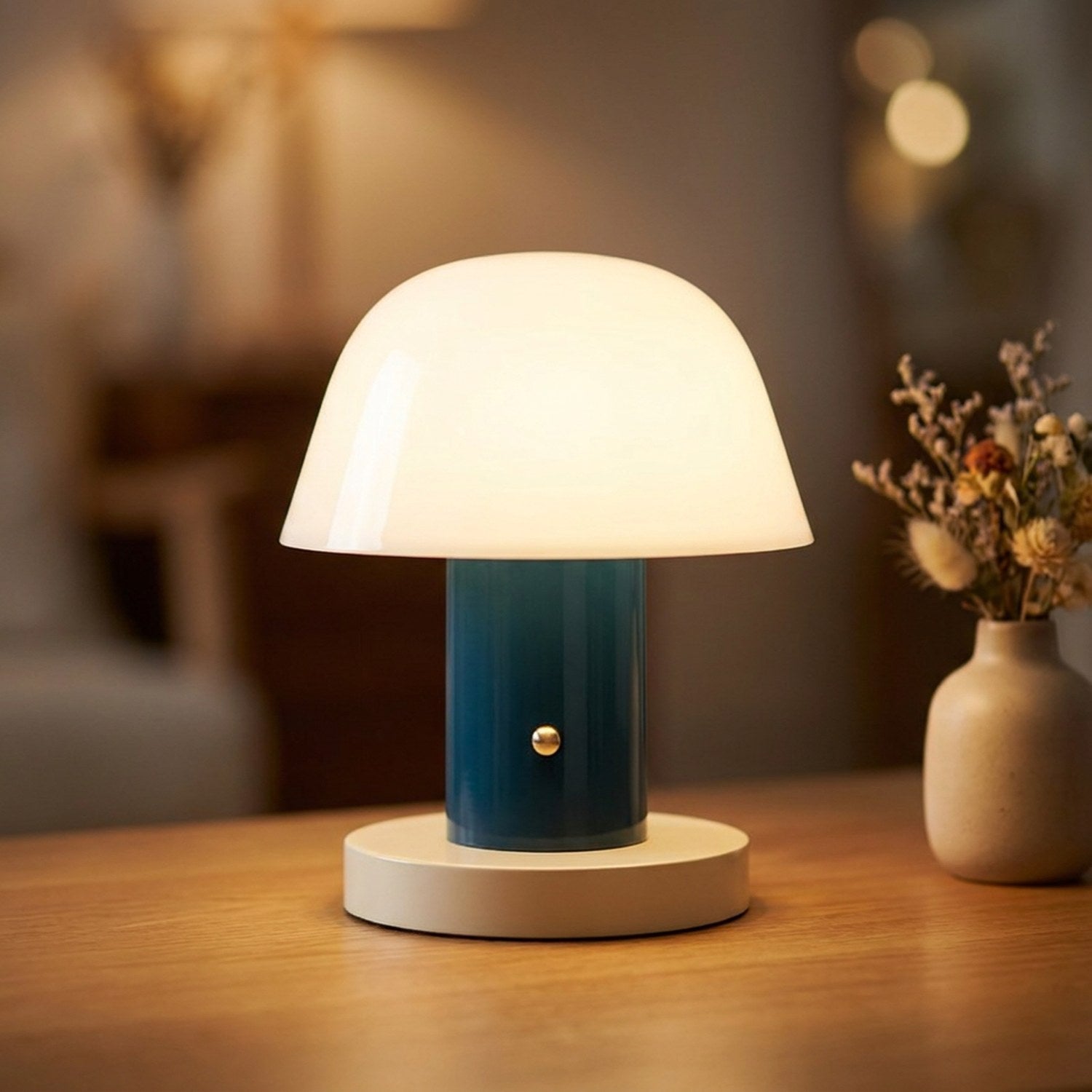 Lampe champignon bleu foncé au socle crème et dôme opalin allumé