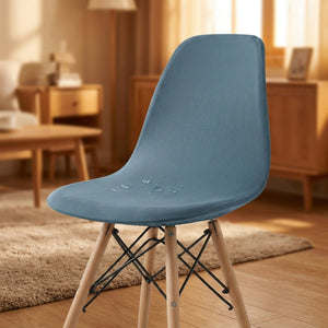 Housse de chaise bleu fonce extensible sur une chaise scandinave