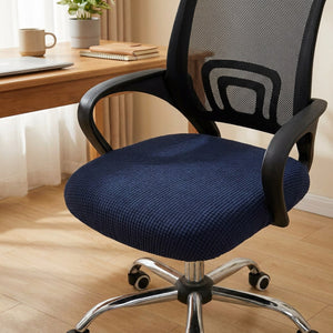 Housse d'assise texturée installée sur le siège d'une chaise de bureau bleu foncé