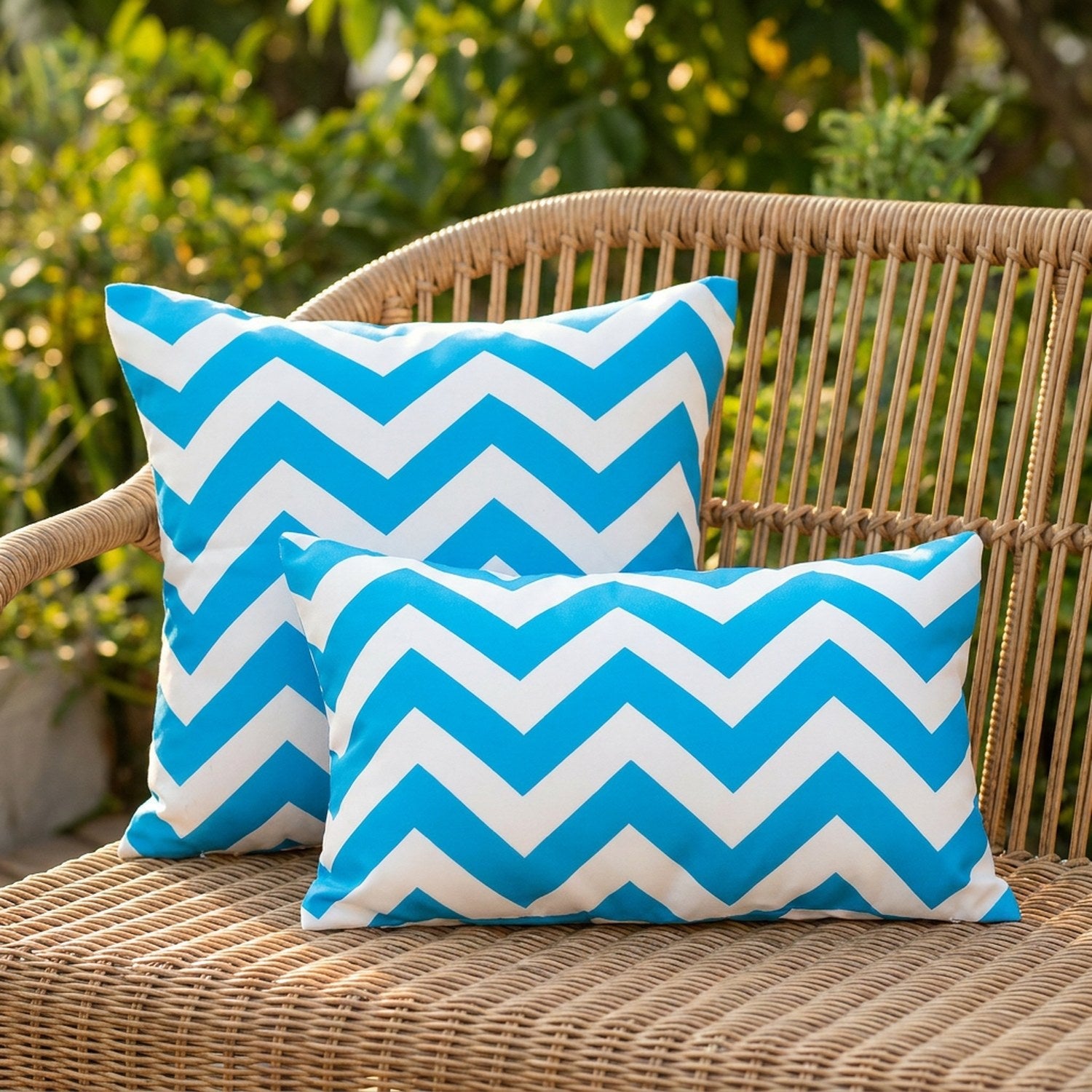 Housse de coussin imperméable à chevrons bleus sur une chaise de jardin