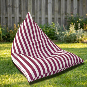 Housse de pouf géant extérieur rayée bordeaux sur une pelouse