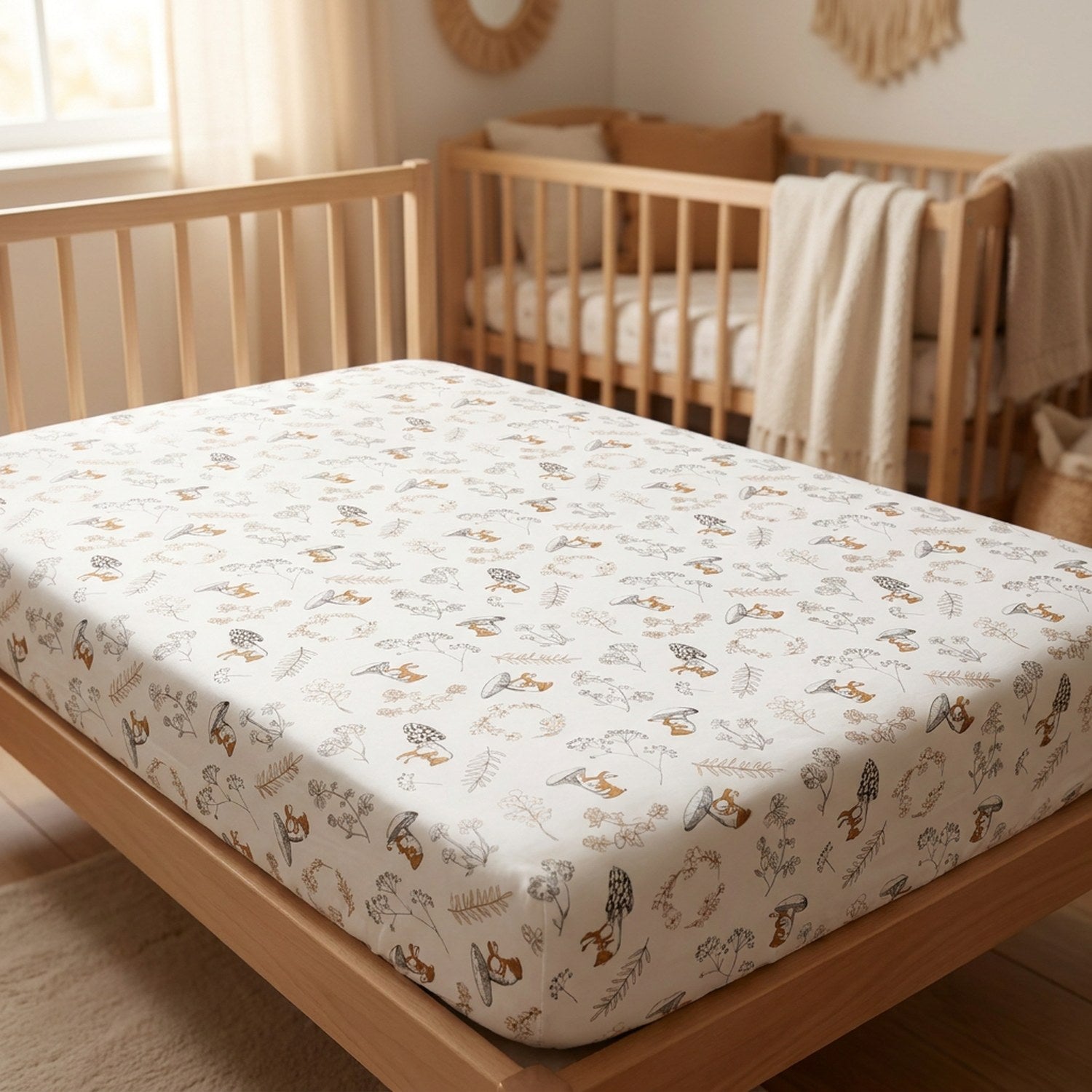 Drap housse bébé motif champignons et renards sur un matelas de berceau
