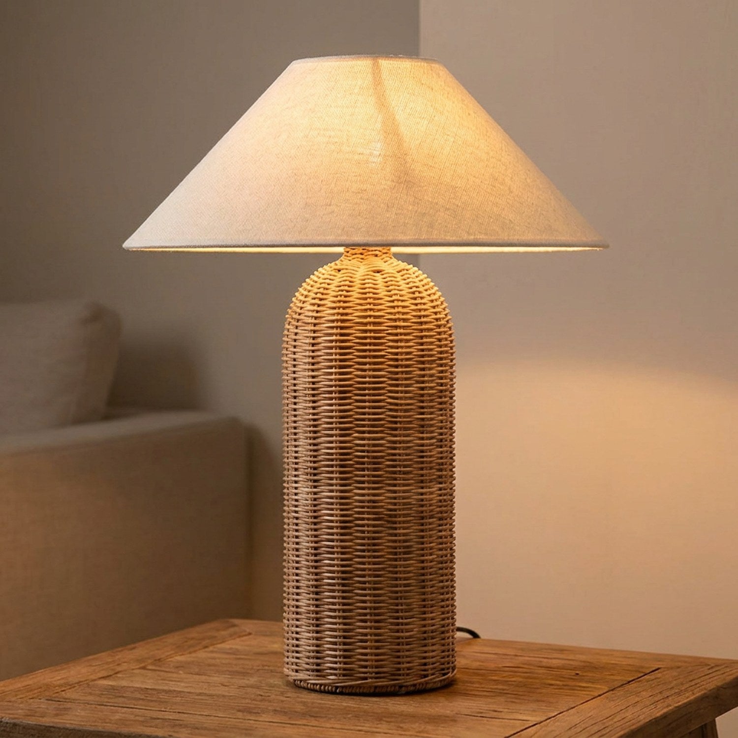 Lampe à poser rotin tressé forme colonne haute avec large abat-jour beige allumée