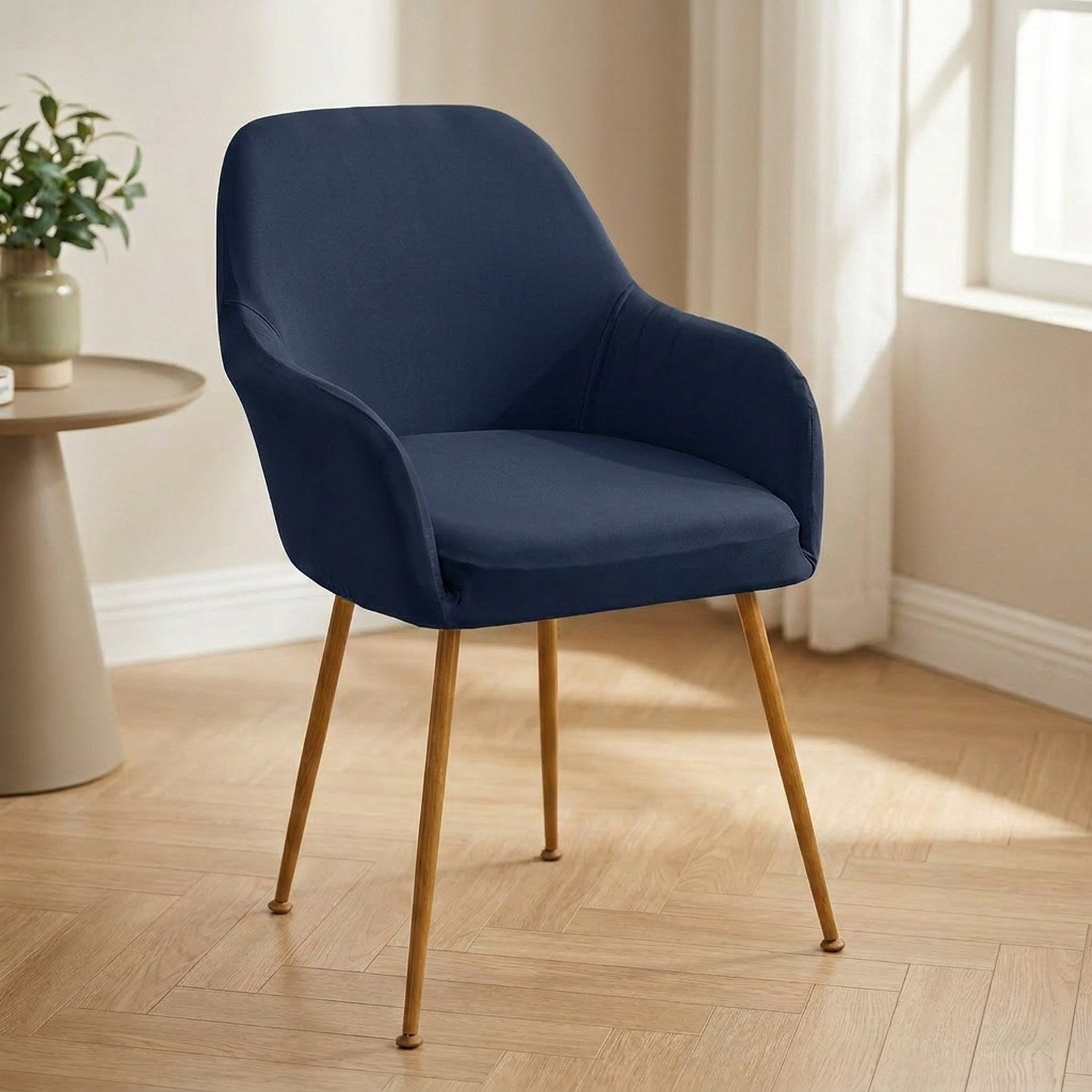 Housse de fauteuil bleu marine sur une chaise à accoudoirs