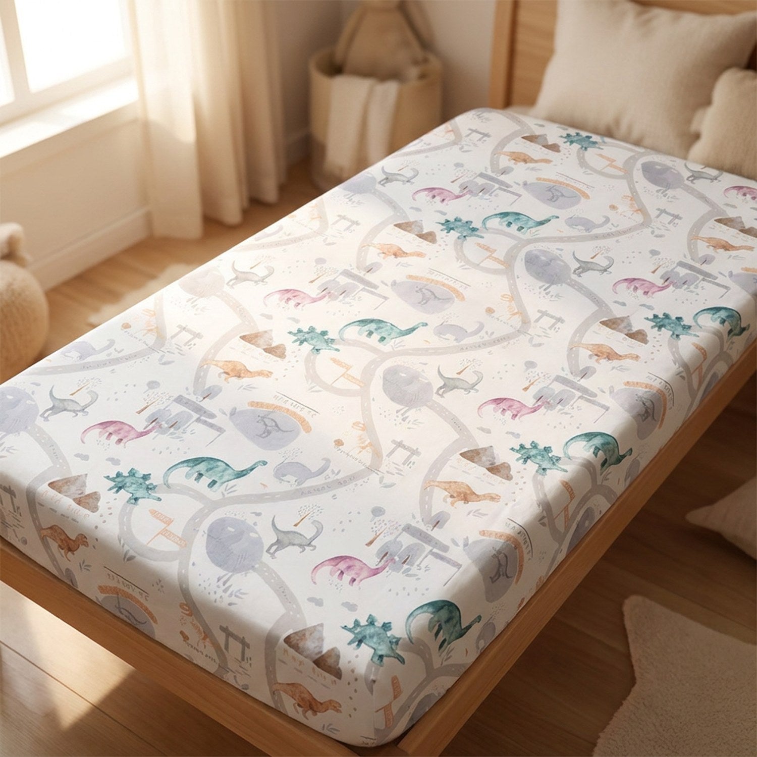 Drap housse bébé motif dinosaures pastel sur un matelas de berceau