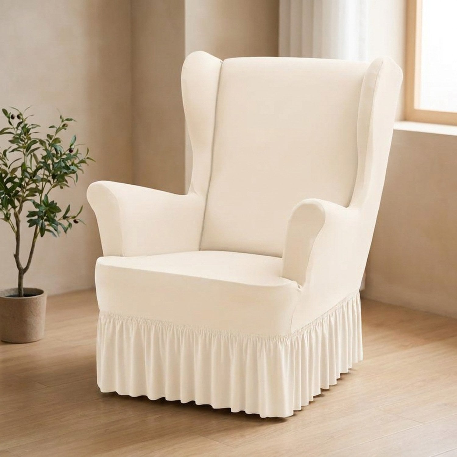 Housse de fauteuil à oreilles écrue avec jupe à volants dans un salon