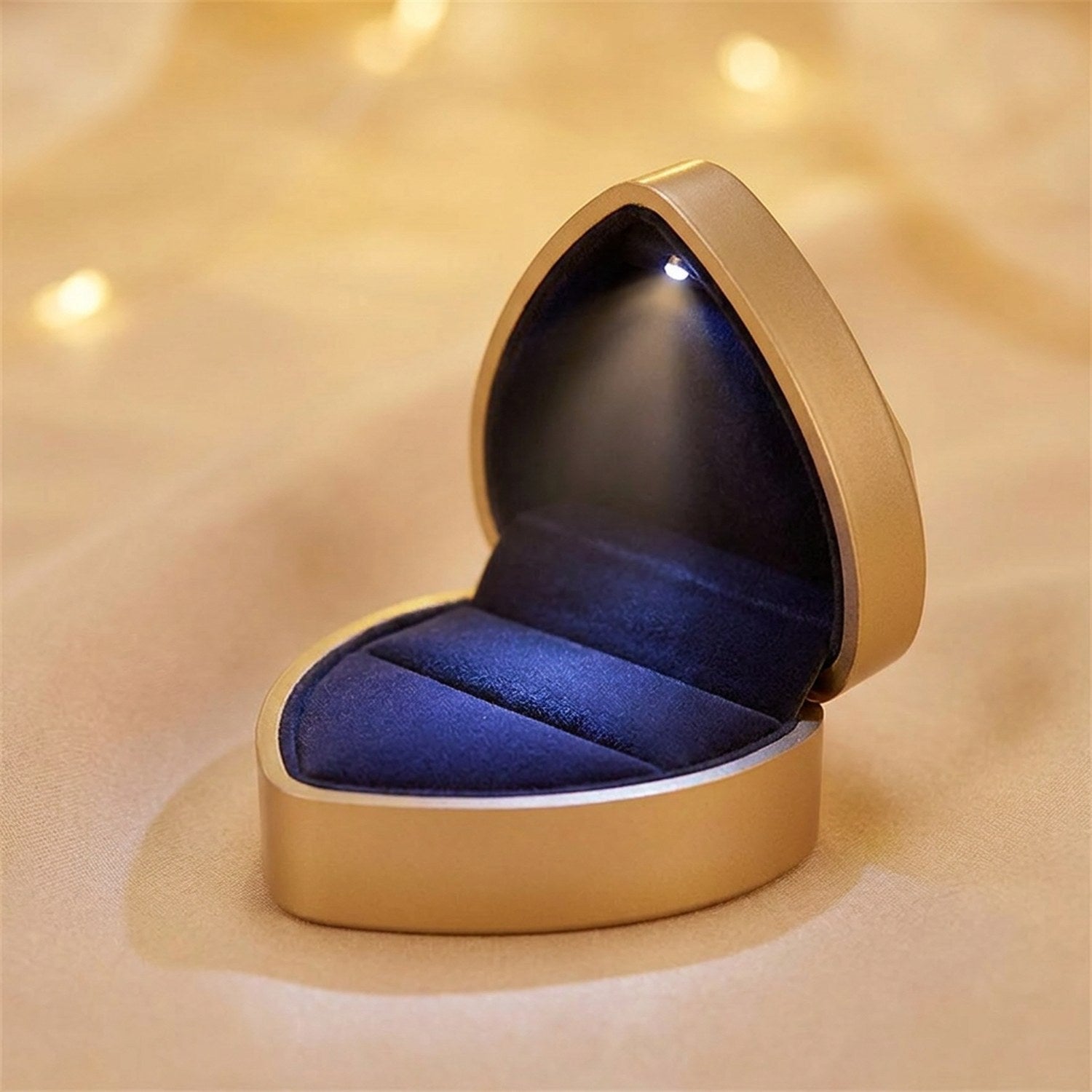 Boîte à bijoux dorée en forme de cœur avec lumière LED et intérieur en velours
