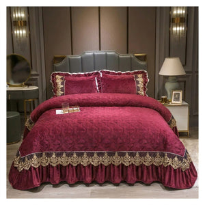 Couvre-lit matelassé en velours bordeaux à la dentelle brodée dorée sur un lit