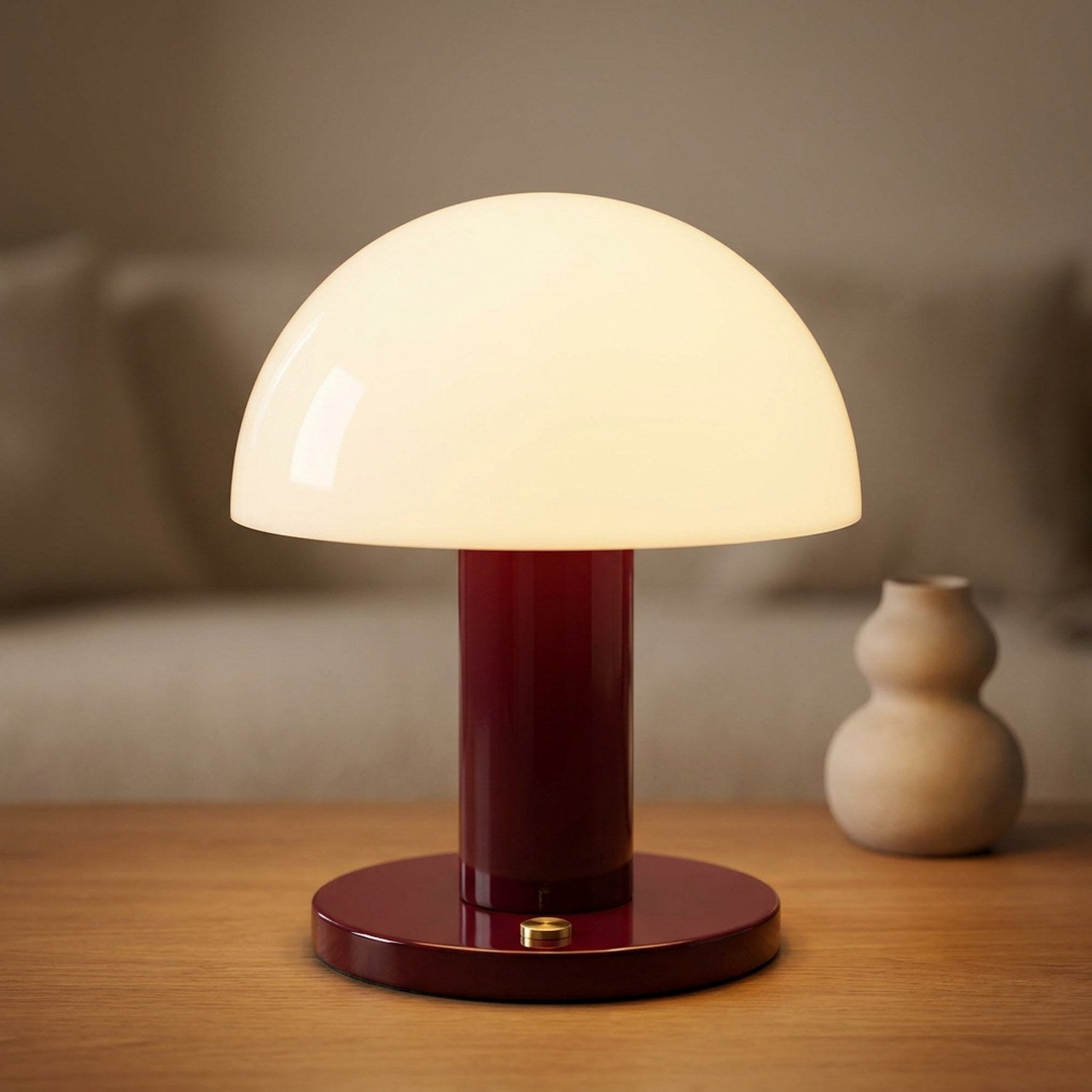 Lampe champignon grenat au dôme opalin allumé sur une table