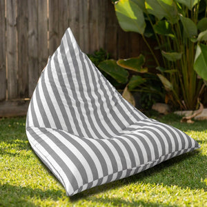 Housse de pouf géant extérieur rayée grise sur une pelouse