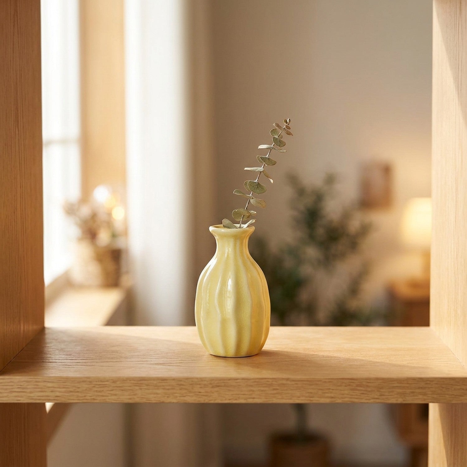 Mini vase en céramique jaune pâle avec un brin d eucalyptus
