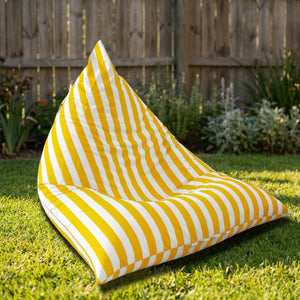 Housse de pouf géant extérieur rayée jaune sur une pelouse