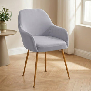 Housse de fauteuil gris clair sur une chaise à accoudoirs