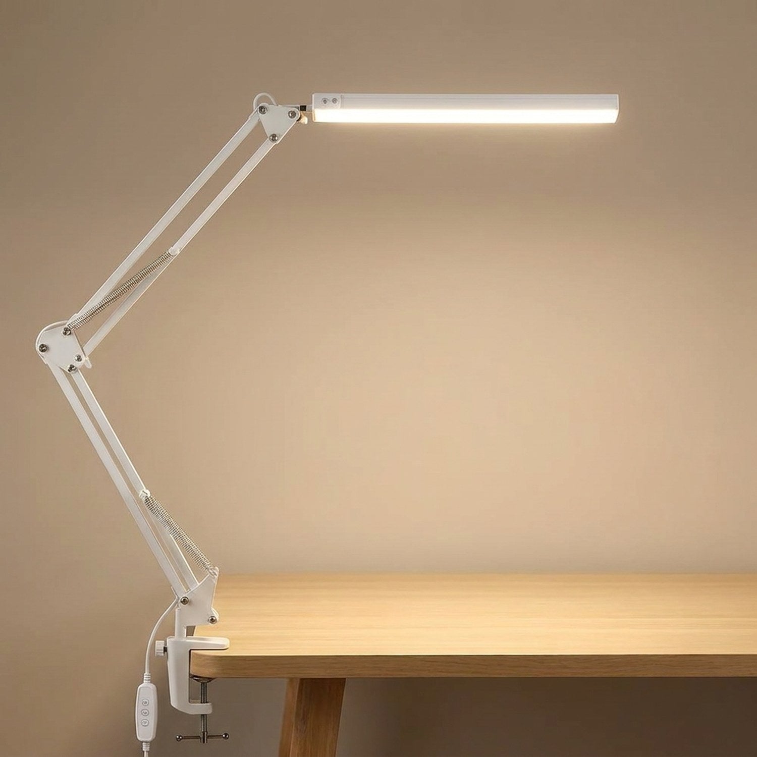 Lampe de bureau architecte blanche version longue avec bras articulé allumée