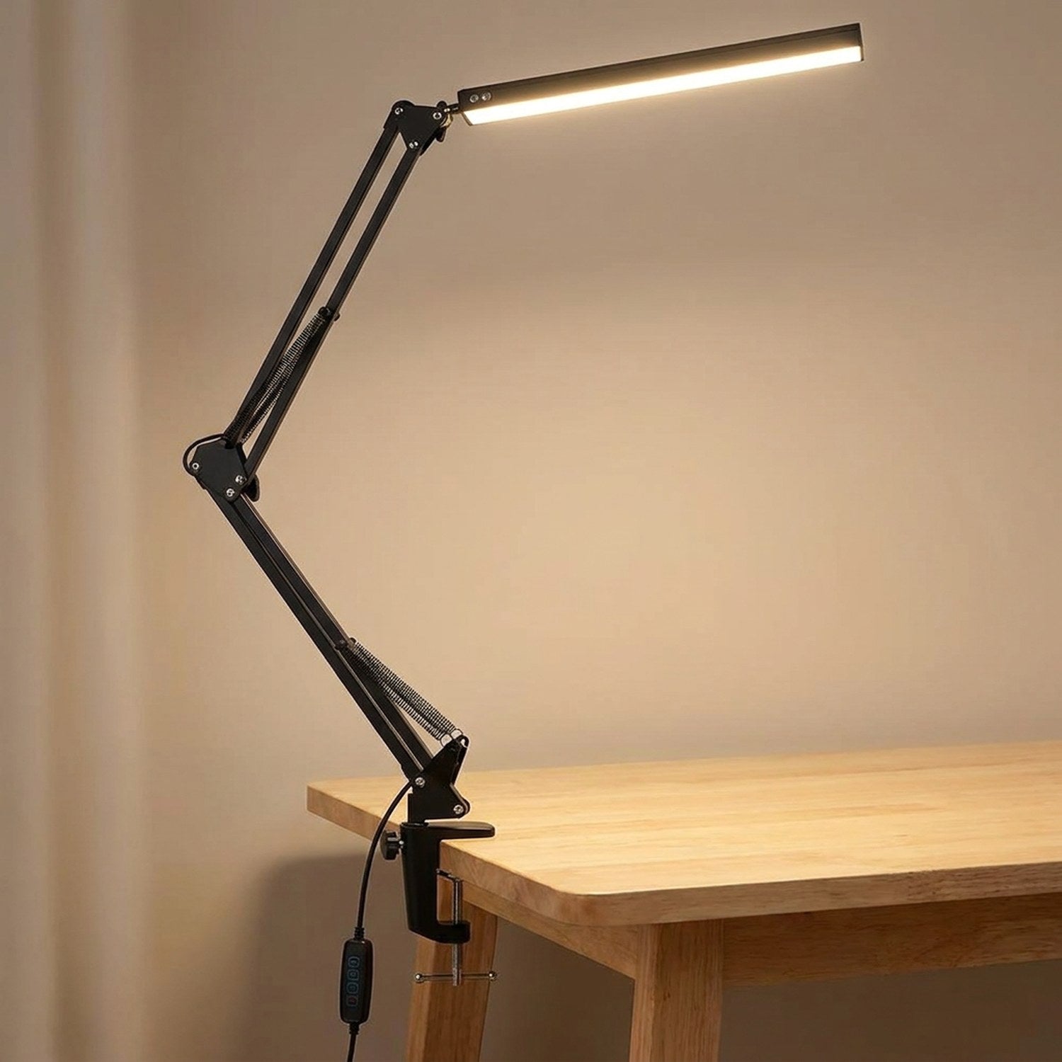 Lampe de bureau architecte noire version longue avec bras articulé allumée