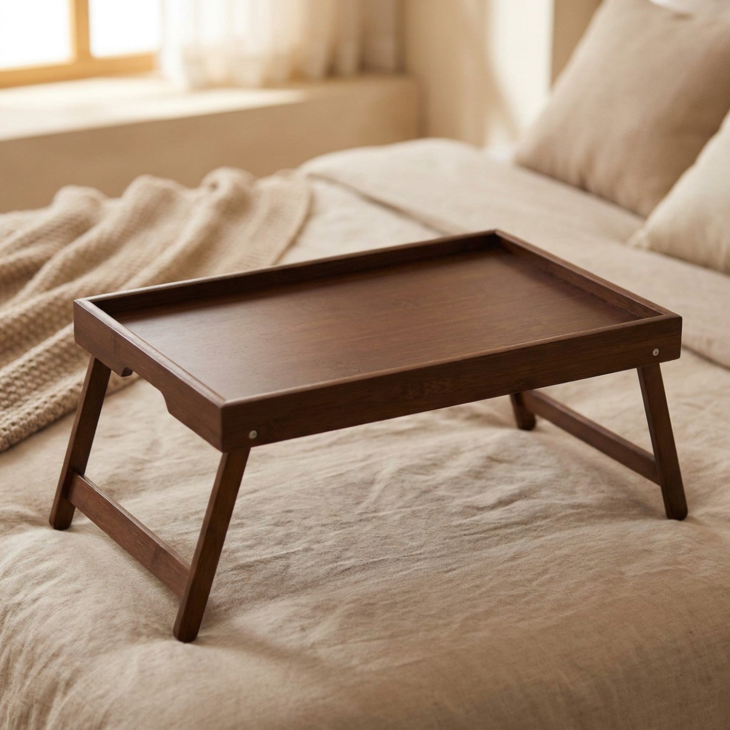 Plateau de lit pliable en bambou marron foncé sur un lit