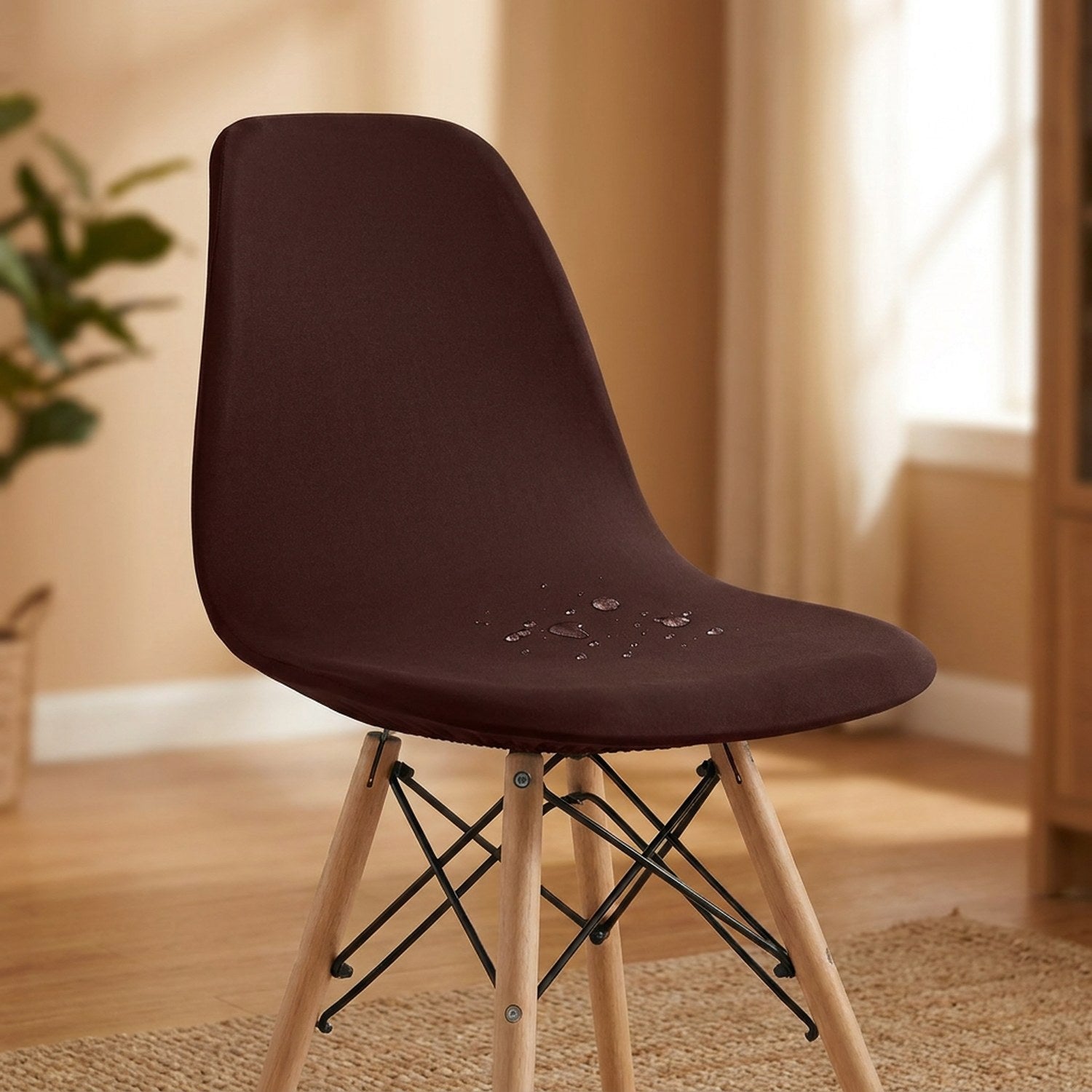 Housse de chaise marron extensible sur une chaise scandinave