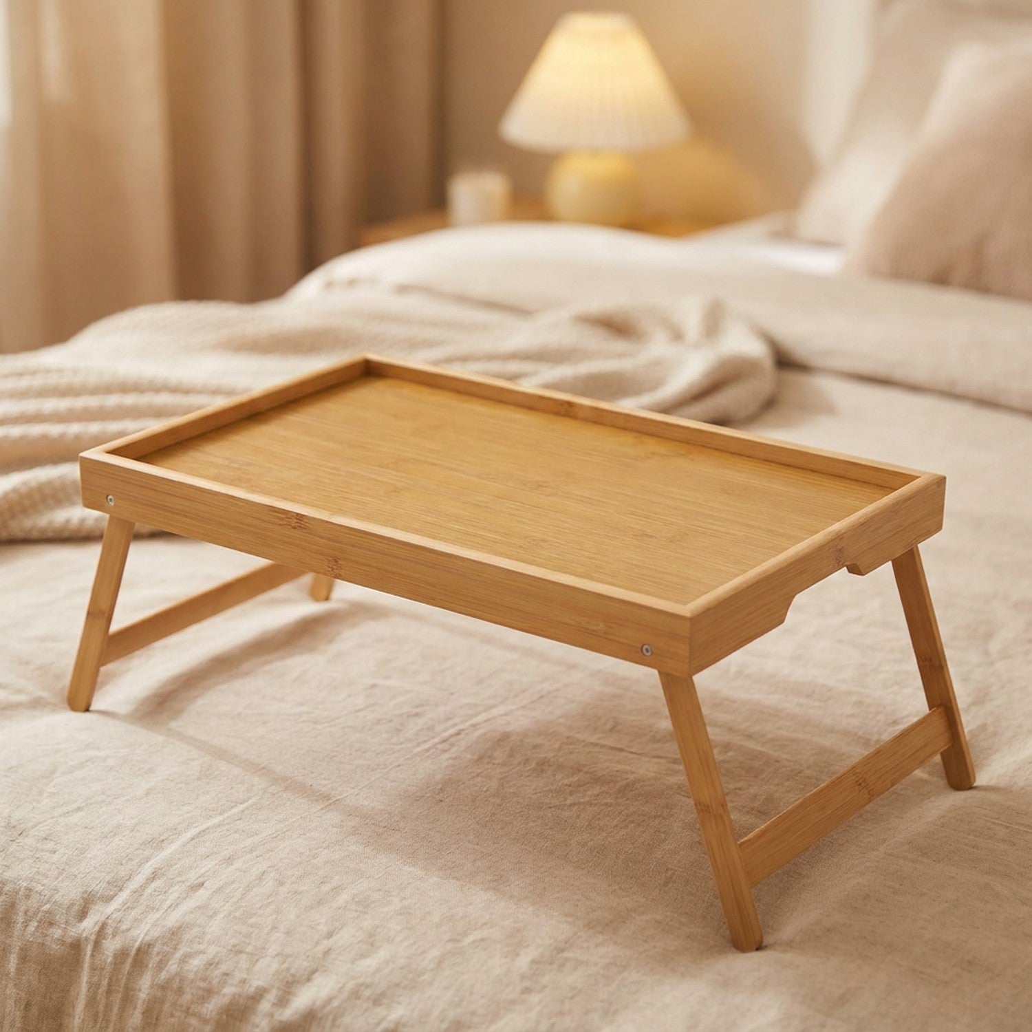Plateau de lit pliable en bambou naturel sur un lit