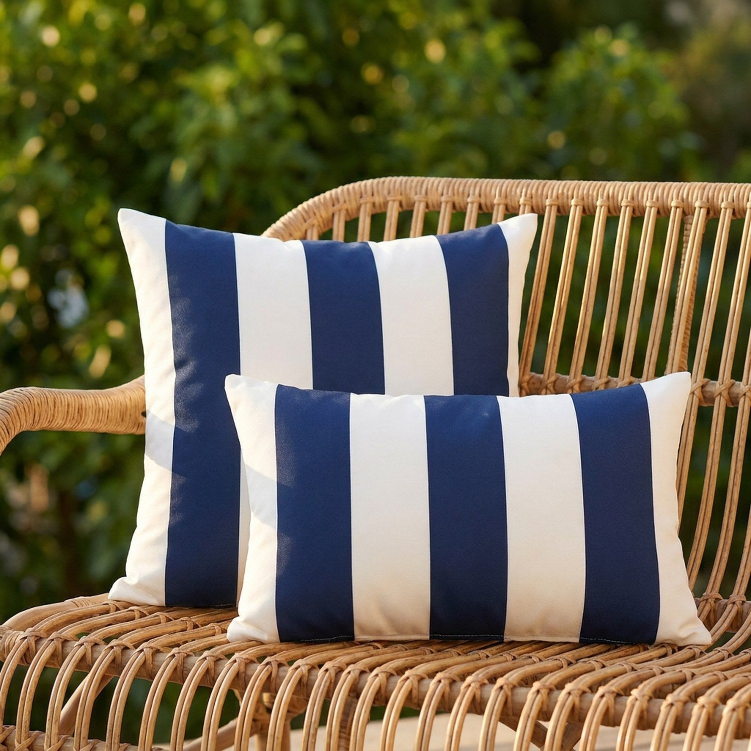 Housse de coussin imperméable à rayures bleu marine sur une chaise de jardin