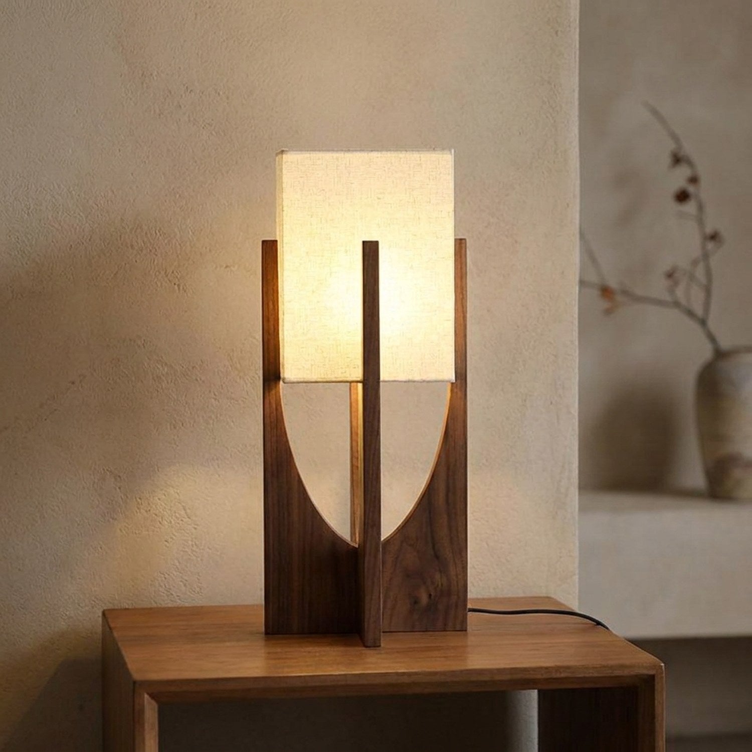 Lampe japonaise en bois noyer 53 cm posée sur une table