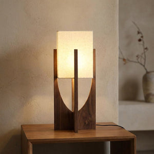 Lampe japonaise en bois noyer 53 cm posée sur une table