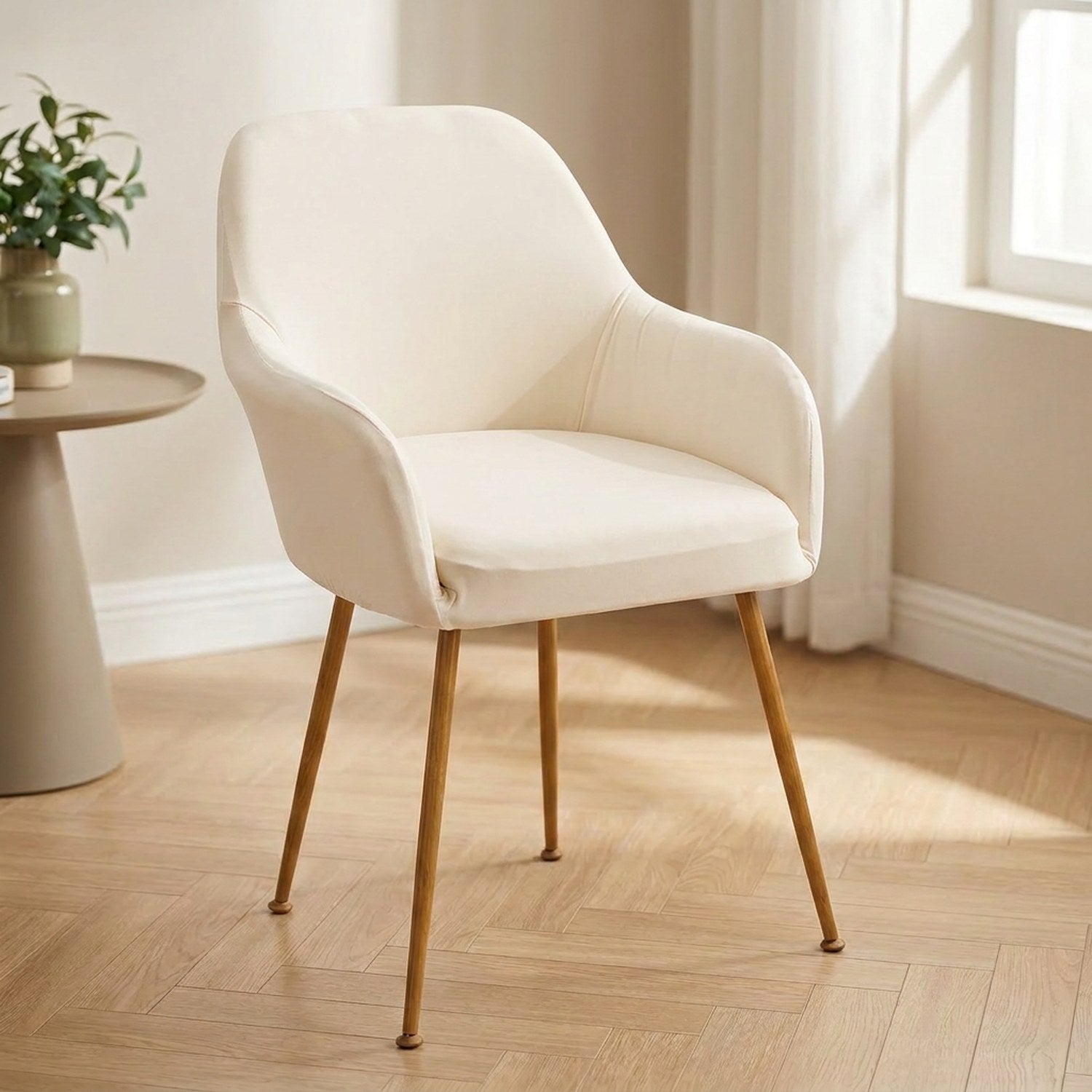 Housse de fauteuil écru sur une chaise à accoudoirs