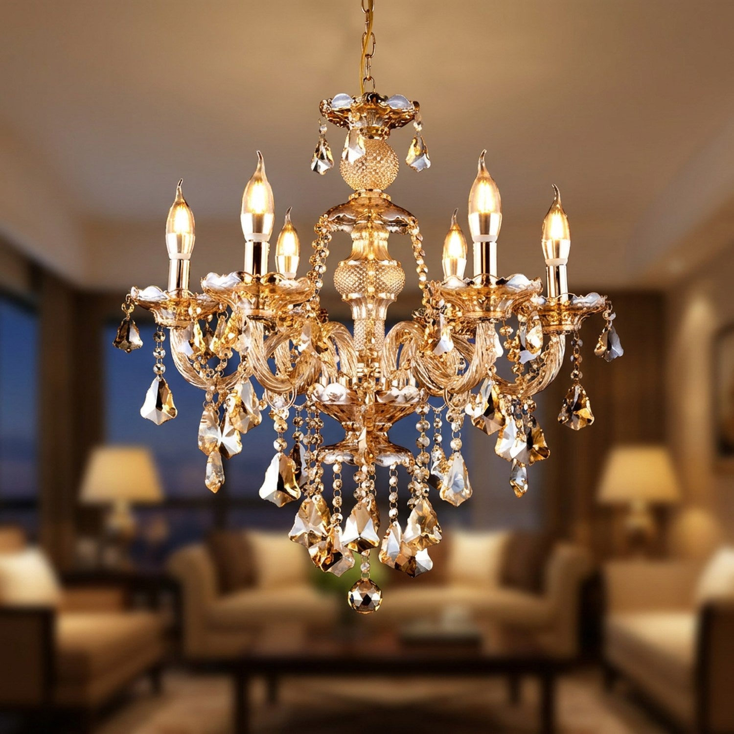 Lustre en cristal ambré et métal doré allumé dans un salon