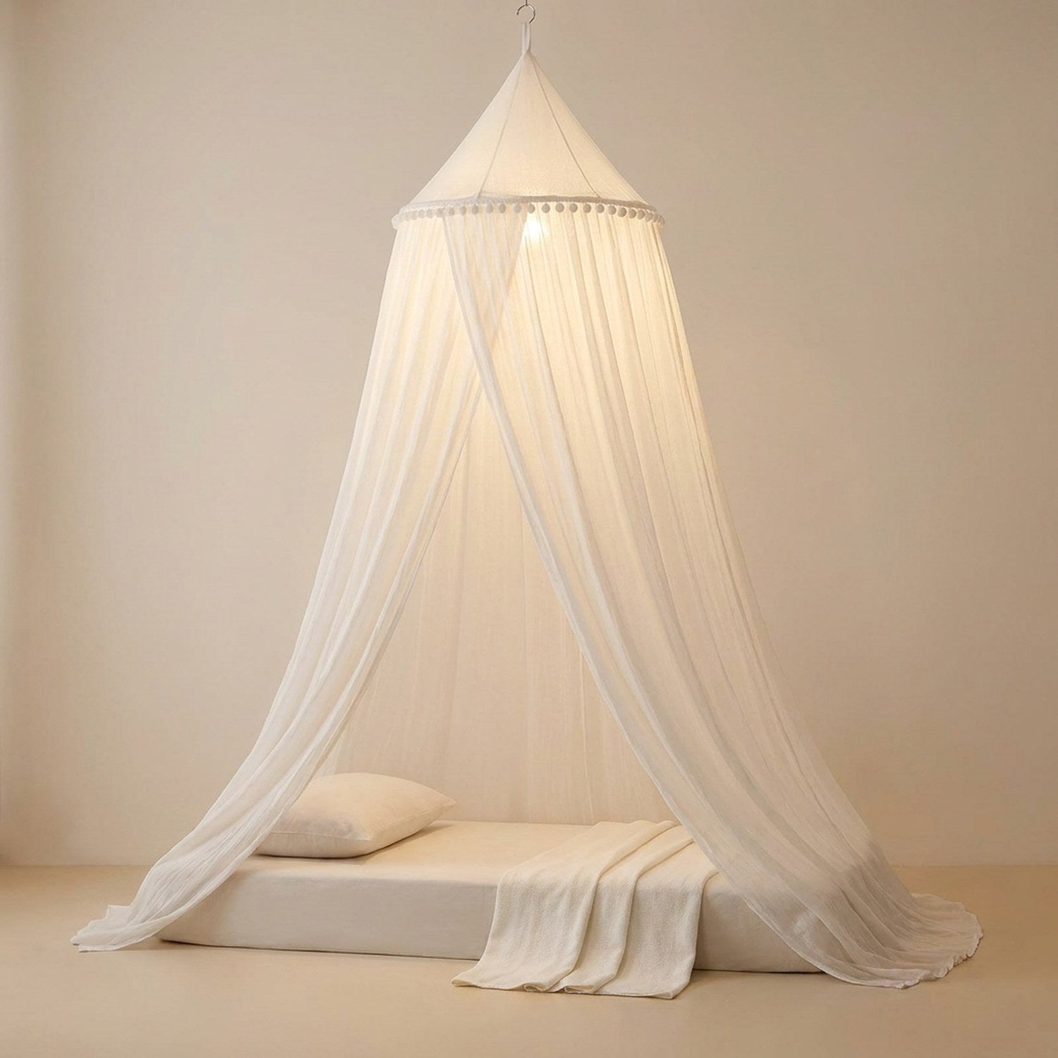 Moustiquaire dôme suspendu blanc à pompons pour lit bébé