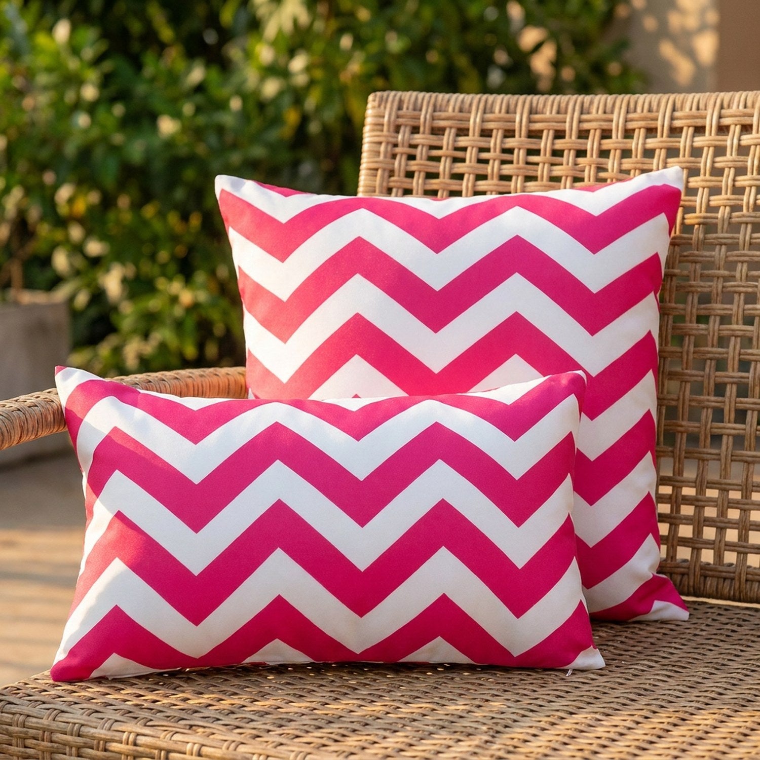 Housse de coussin imperméable à chevrons roses sur une chaise de jardin